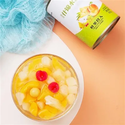 Cocktail di frutta in latta